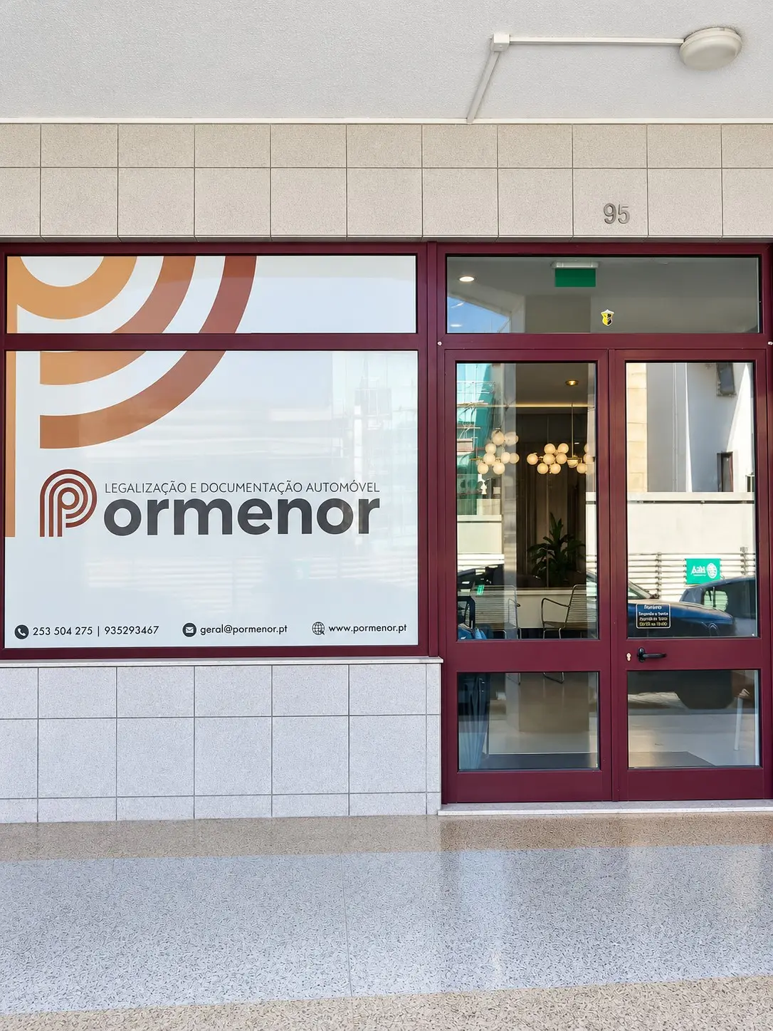 Fachada do escritório da Pormenor, com o logótipo e os contactos na montra